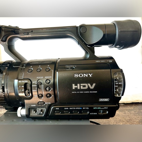 Sony HVR-Z1U 3CCD 1080i HDV Digital HD MiniDVCAM Video Camera Recorder Camcorder - Picture 3 of 17
